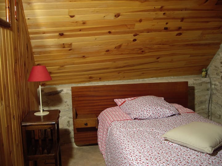 غرفة نوم صغيرة في الطابق العلوي