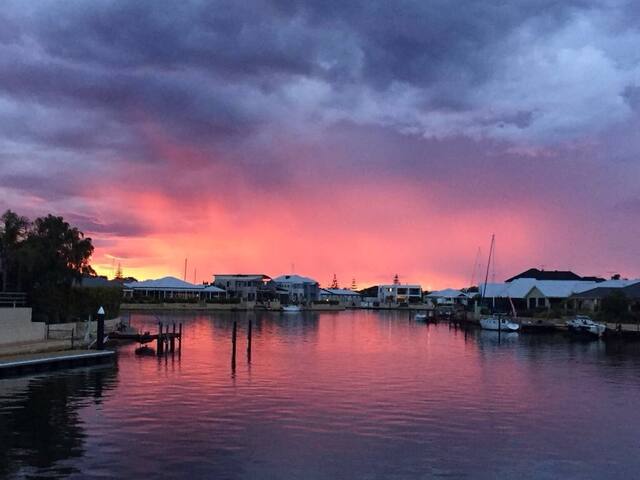 Canal Waterfront (all 6 bedrooms) gallery image 4