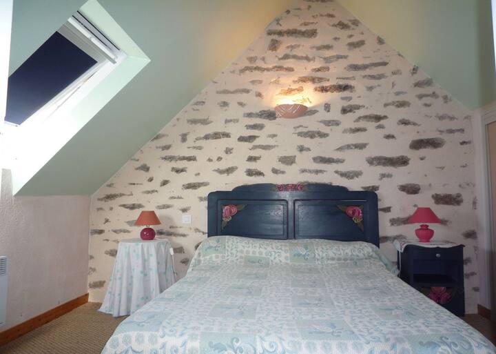 bedroom 1   - 1 bed 140 x 190