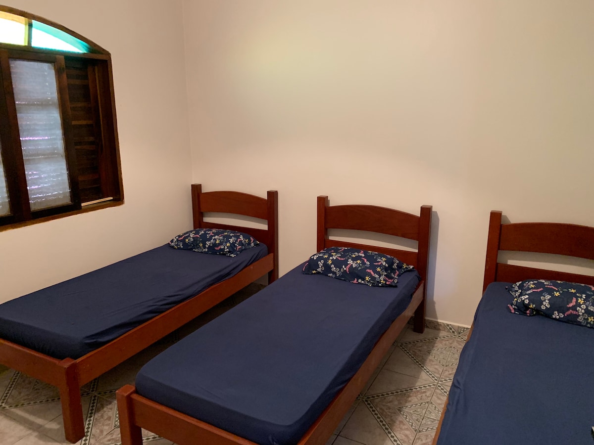 1号卧室配有三张单人床，配有吊扇、枕头、床单和枕套。

其他匹配的物品。