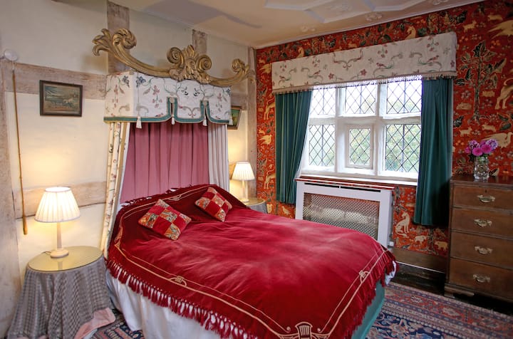 The Thatcher Suite on the First Floor with 16th C plasterwork, half tester 6' bed