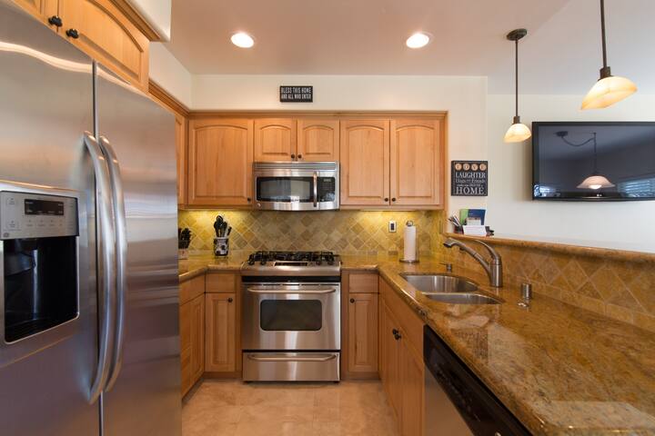 Beautiful By the Beach/King bed/AC/2 car garage gallery image 5