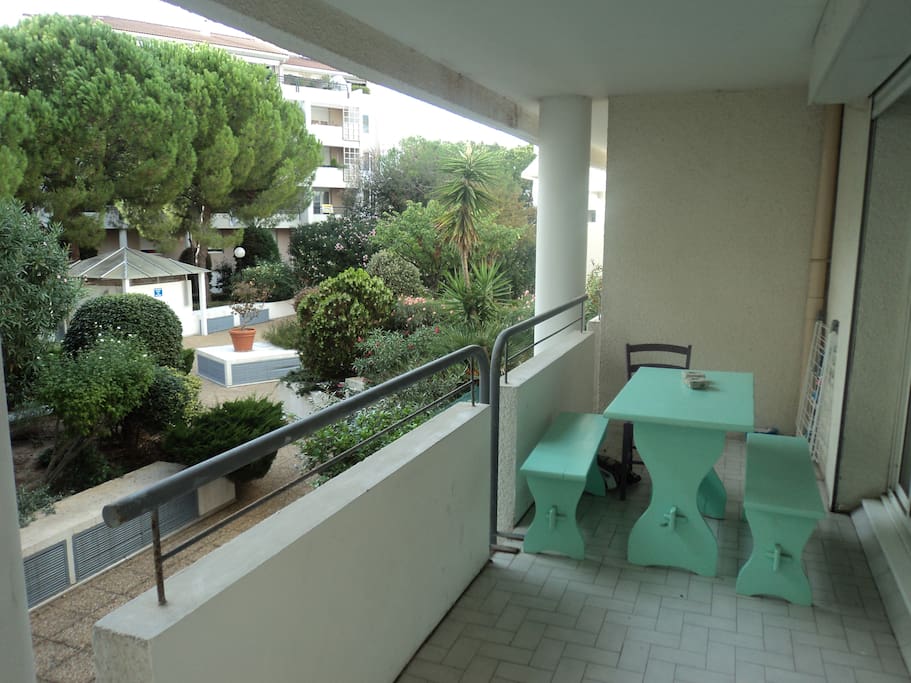 Terrasse avec table, au calme.