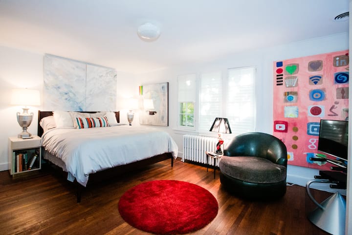 Najbolji noćni san čeka vas u ovom sanjivom bračnom krevetu koji je toliko udoban da mnogi gosti žele kupiti madrac, a  soba je vrlo prostrana. Ima umivaonik u stilu Rickyja Ricarda, TV i originalna umjetnička djela. 