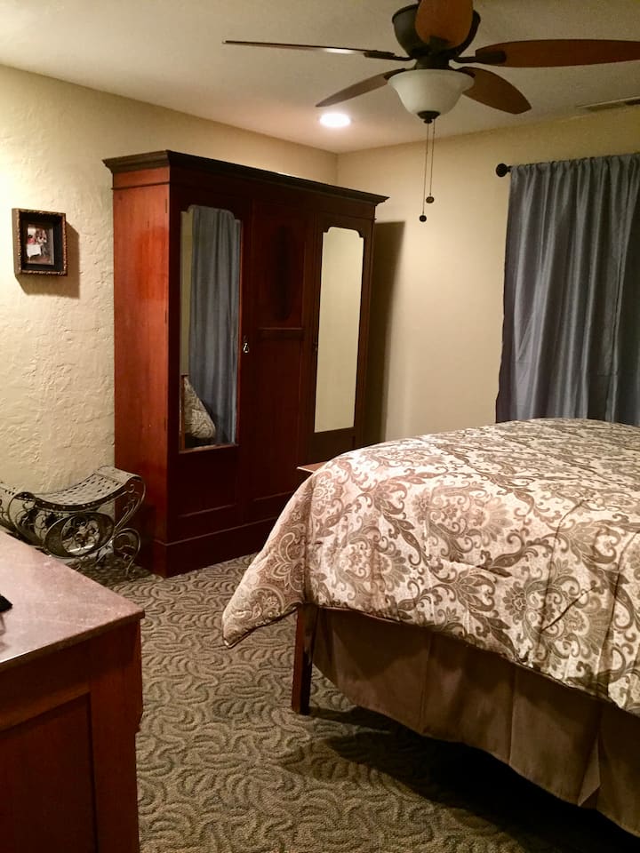 ห้องนอนหลักพร้อมเตียงควีนไซส์