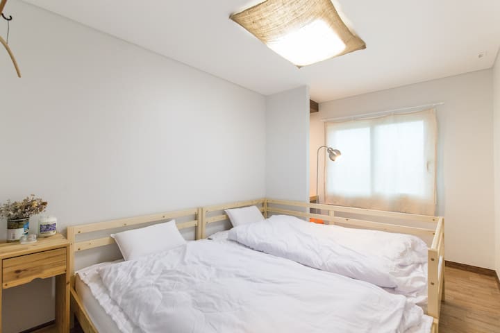 소박하고 깔끔한 북스테이 독채민박 초(cozy&tidy house) - 동동 - Seongsan-eup, Seogwipo-si의 주택에서 살아보기 
