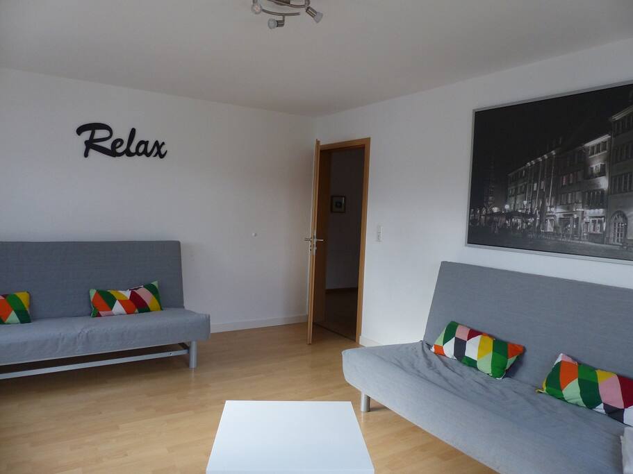 Wohnzimmer mit zwei Schlafsofas