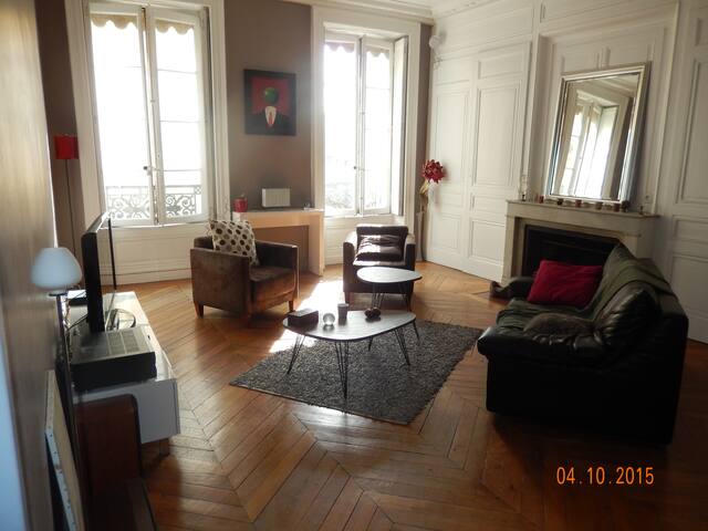 100m2 heart of LYON / Free private parking