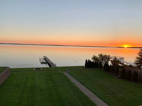 Lge 3BR 3 BTH Lakefront Gem with Spectacular Views