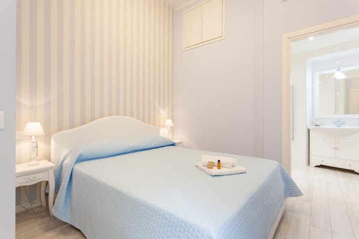 חדר שינה ראשון עם חדר רחצה פרטי (דירה מפוארת)