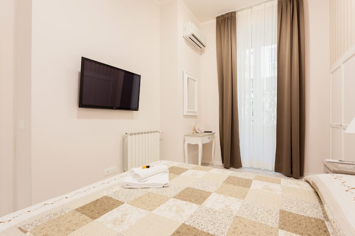 חדר שלישי עם מרפסת פרטית (דירה מפוארת)