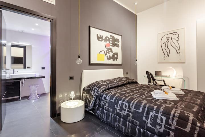 חדר שינה ראשון עם חדר רחצה פרטי (דירה מינימלית)