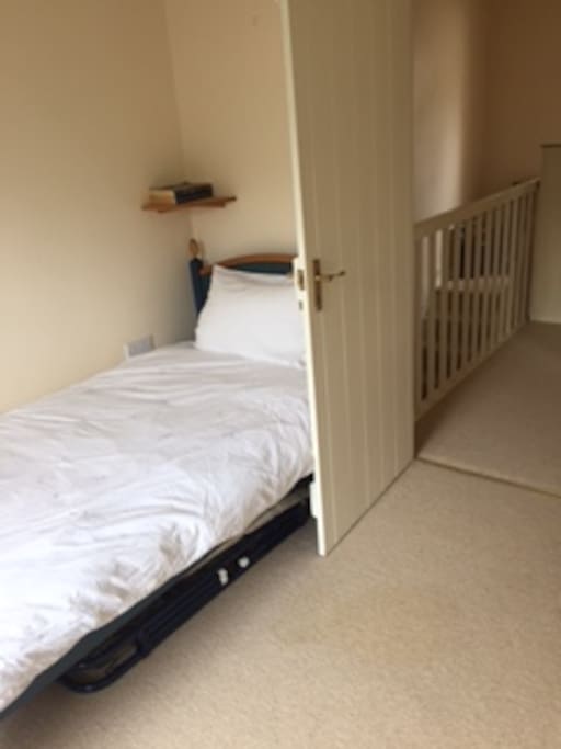 Kids/teenagers or single persons bedroom 3
