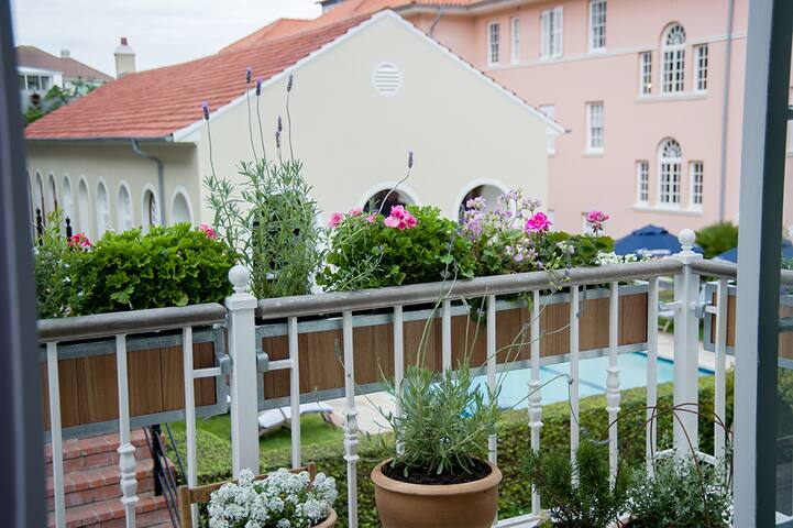 Charming Coastal Townhouse at The Majestic gallery image 2