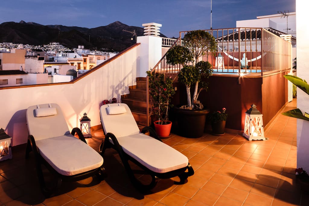Terraza solarium y piscina privada.