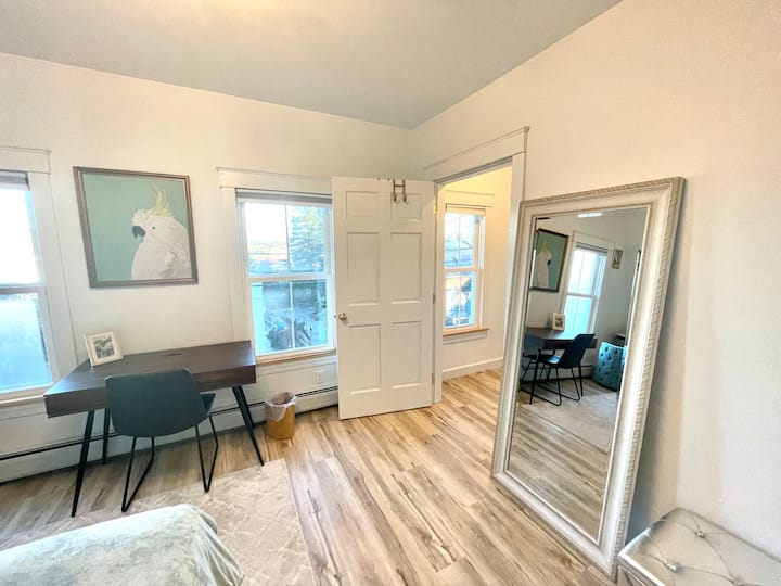 ห้องนอนพร้อมม่านบังแสง กระจกและหน้าอกสำหรับเสื้อผ้า  