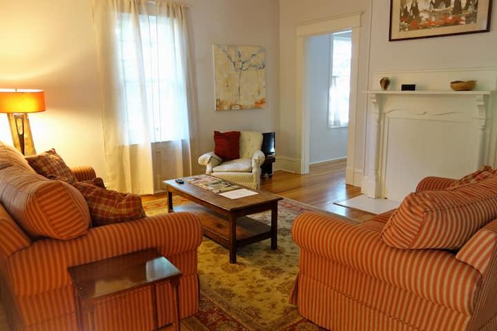 Un salotto confortevole.