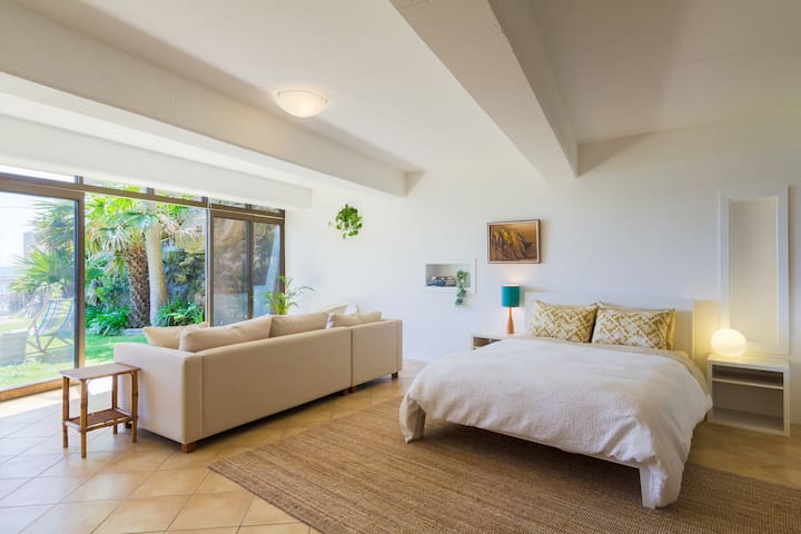 Ocean's edge garden studio Manly