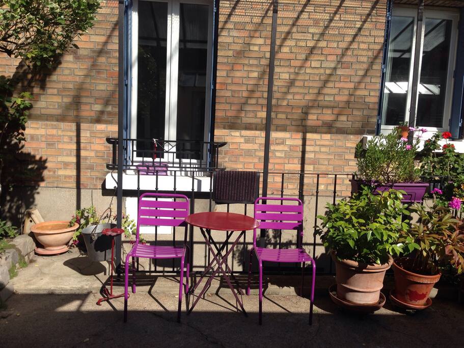 Vue du pas de la porte d'entrée de la maisonnette, sur une partie de mon logement personnel.