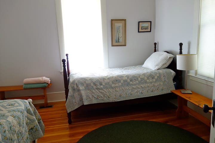 Letti singoli in una camera da letto.