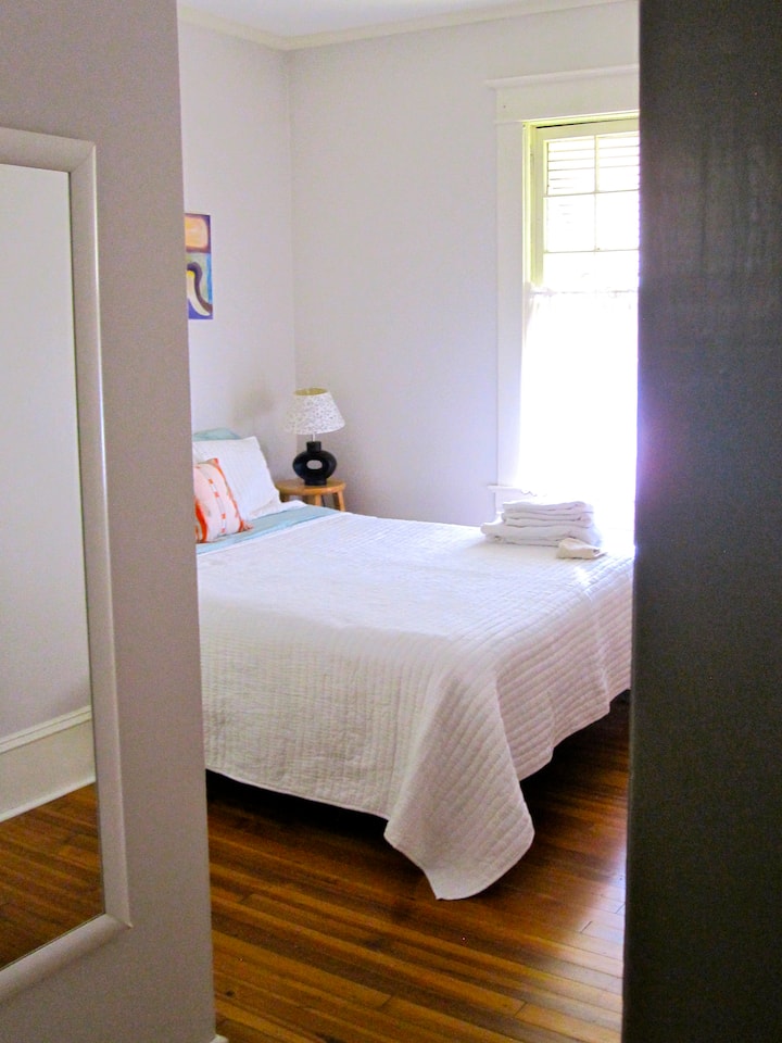 Il padrone di casa ha un letto matrimoniale.