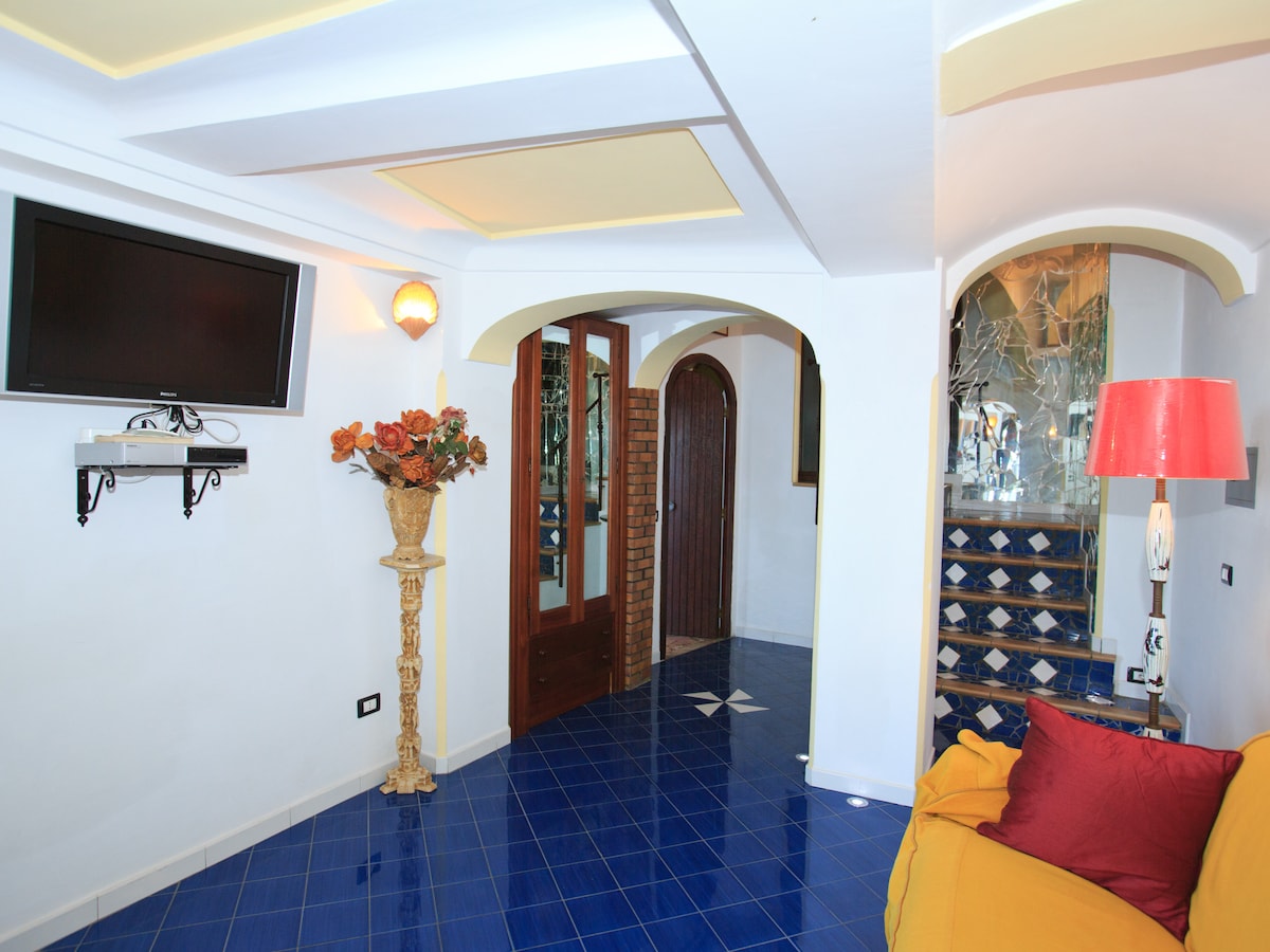 Successful Airbnb property: the house of mirrors on the coast in Praiano