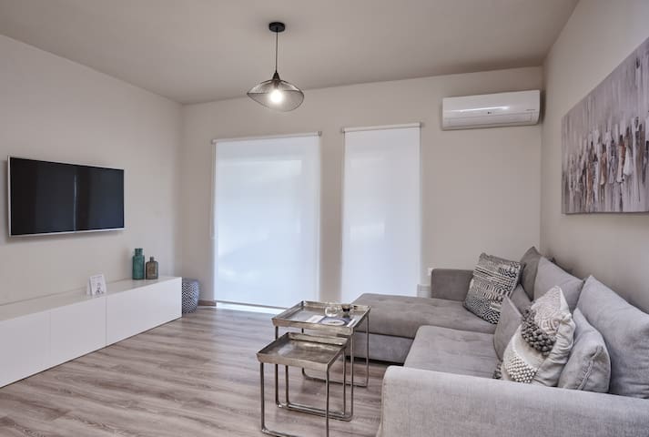 Charitos IΧ, Chic n modern 2BD Apt