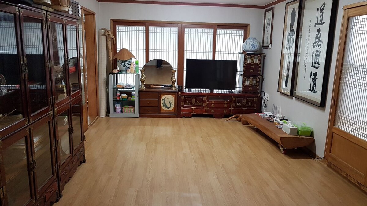 تلفزيون غرفة كبيرة بالإضافة إلى واي فاي