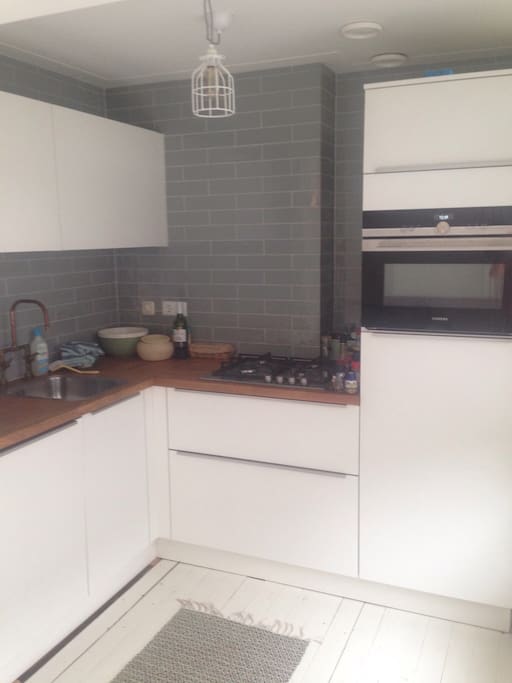 Fully equipped open kitchen with dishwasher and microwave-oven