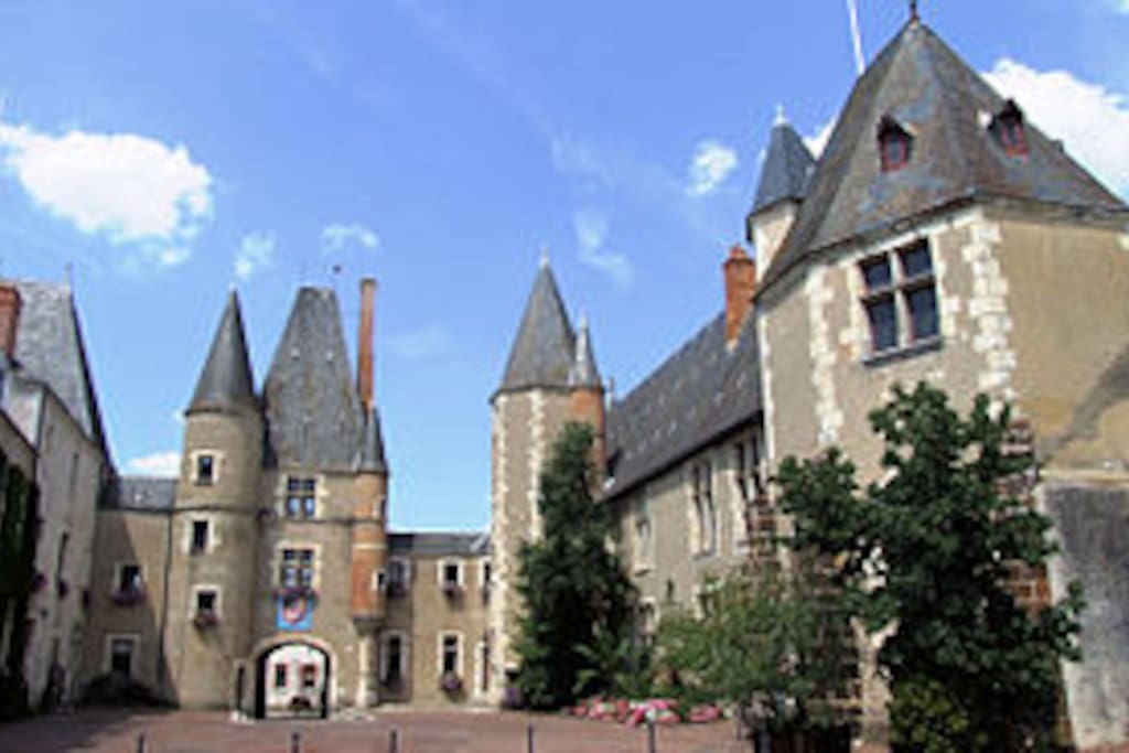 Maison des Stuarts et Hôtel de Ville d'Aubigny-sur-Nère