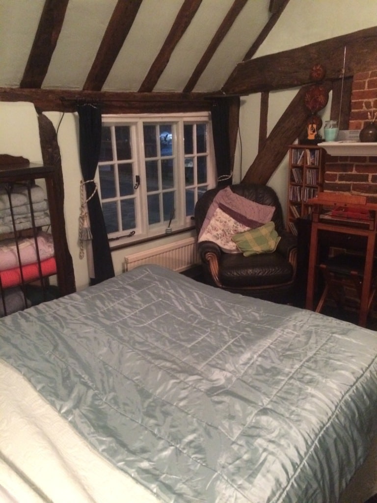 Მწვანე საძინებელი - საკათედრო ტაძრის ჭერი - მშვიდი, მაგრამ ხასიათით სავსე. Პატარა სამუშაო მაგიდა, დასაკიდი სივრცე და უჯრები. Მოუსმინეთ მუსიკას ან მოიმარჯვეთ წიგნი სუზის ბიბლიოთეკაში მხატვრული და არამხატვრული მხატვრული ლიტერატურის ეკლექტური არჩევანიდან. 