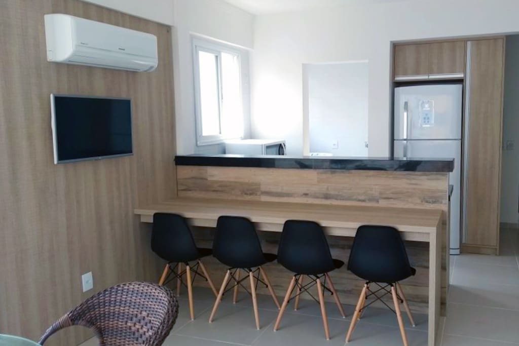 Mesa para refeições, prática, de frente para o balcão da cozinha