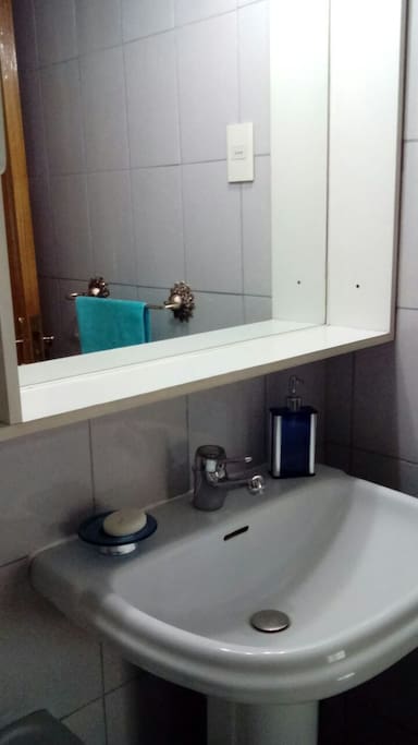 baño independiente, agua caliente, toallas, jabon