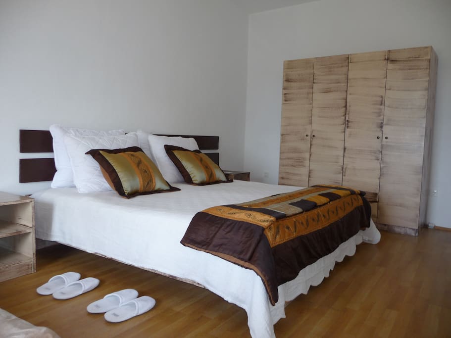 Chambre avec armoire - Vue jardin