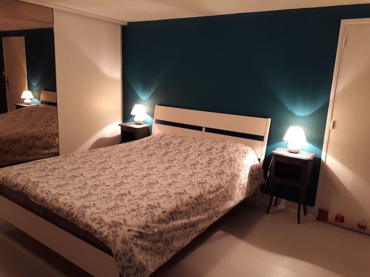 Habitación con cama queen size y gran vestidor