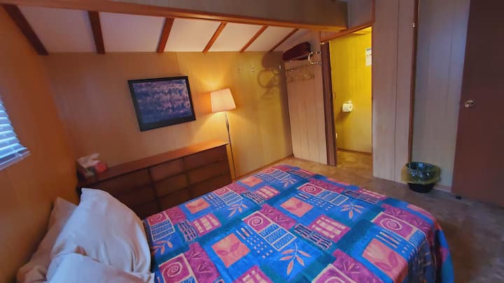 Спална соба 1:  двоен кревет, а потоа половина бања. 