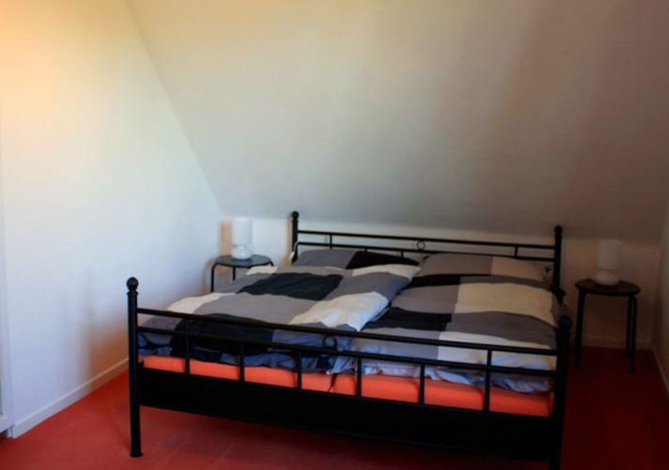 Schlafzimmer mit Doppelbett