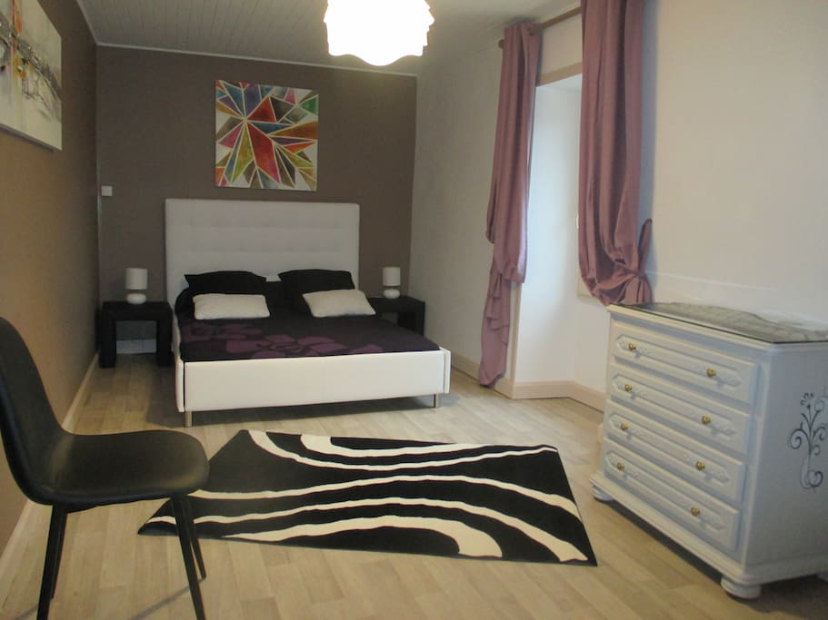 Chambre Eris, Pura Vida, située plein sud, équipée d'un lit 2 personnes, d'un dressing, d'une commode.