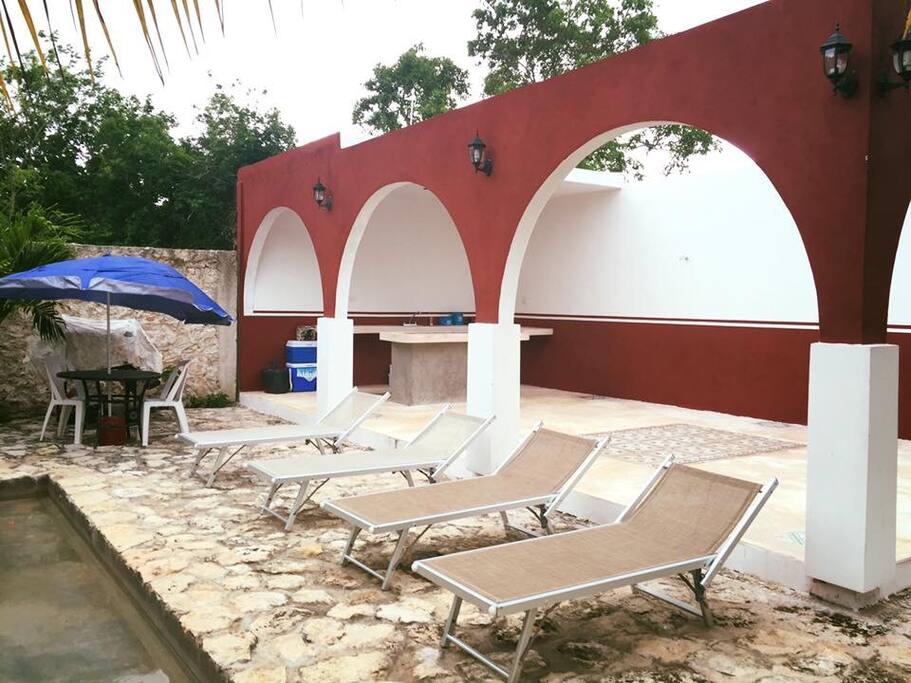 Terraza bar parcialmente cerrada con fregadero para platos, barra para bar o comer, hamaqueros para colgar 4 hamacas