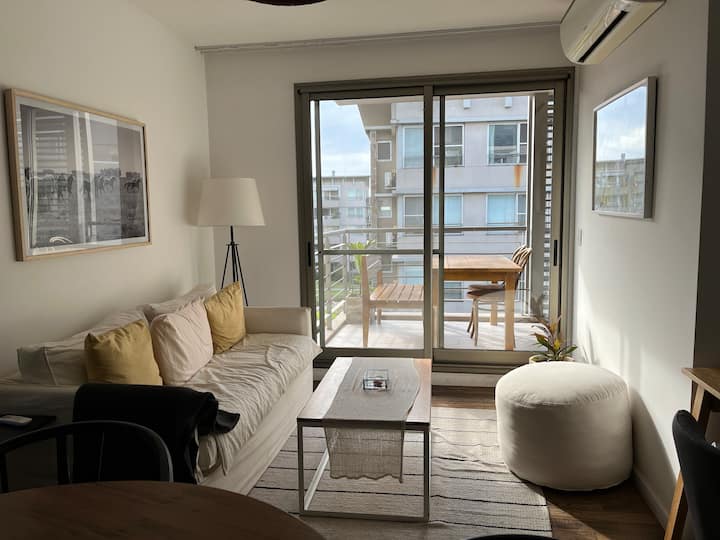 Apartment with balcony, grill, pool and gym in Victoria