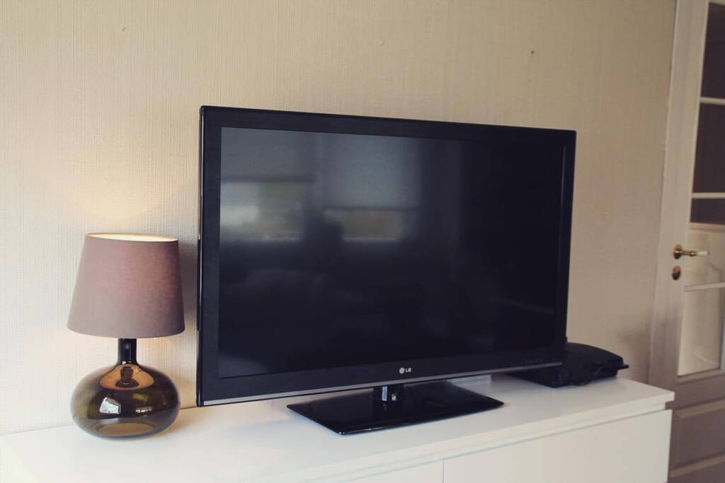 TV with Chrome Cast and PS3