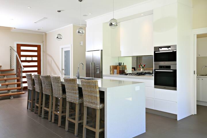 Luxury 5 bedroom House gallery image 3