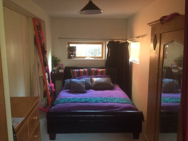 2km from Grand Prix track, direct tram 3 mins walk gallery image 4