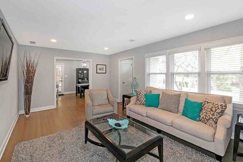 Cheerful & Light 2 -bdrm + Office home haven.