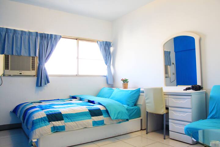 高雄 精緻雙人房 六合夜市1分鐘/ 捷運美麗島站步行3分鐘/臨近高雄火車站/新崛江商圈