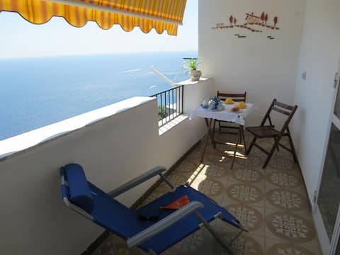 AMALFI  'SUNSHINE' SEA VIEW APT