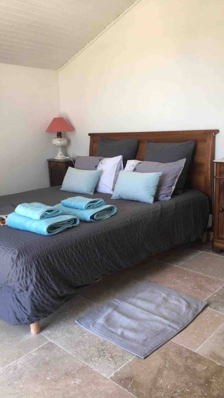 غرفة نوم في الطابق العلوي بسرير بحجم كبير وشرفة 