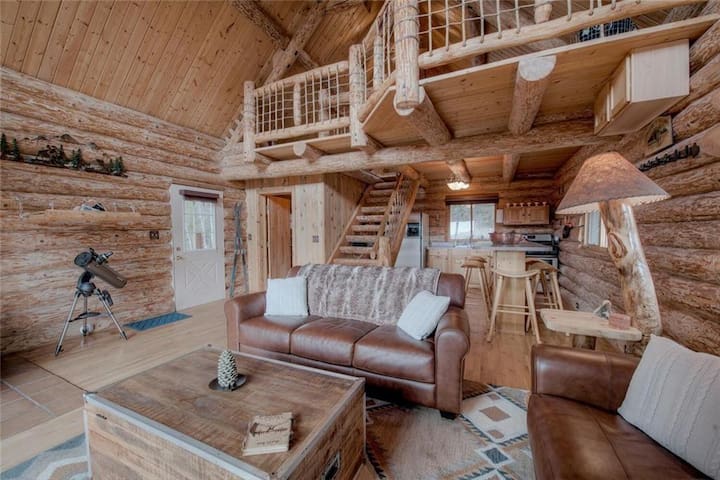 Cozy Log Cabin Loft w/Hot Tub on 5 wooded acres