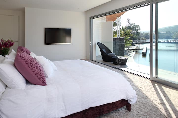 King Master Bedroom with Private Ensuite