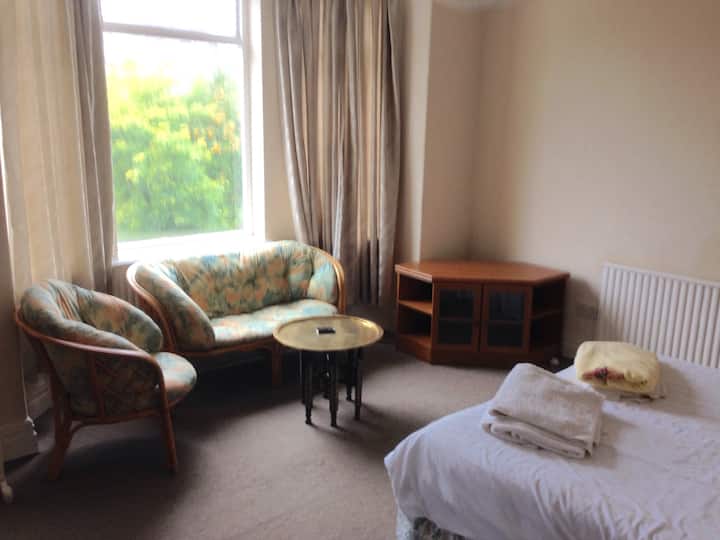 Fantastic Bay Room, DidsburyVillage